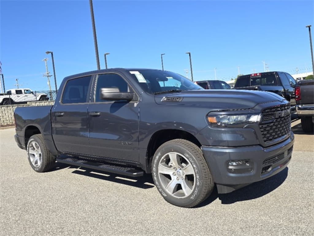 New 2026 Ram 1500 EXPRESS CREW CAB 4X2 5'7 BOX Pickup