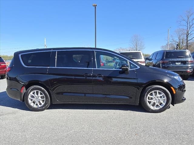 2025 Chrysler Voyager LX photo 2