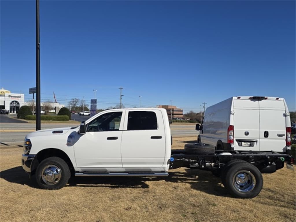 New 2026 Ram 3500 Chassis Cab TRADESMAN CREW 4X4 60' CA Pickup
