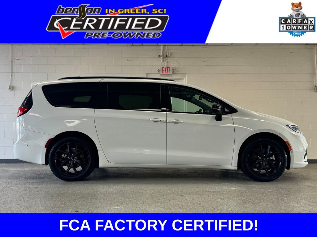 2023 Chrysler Pacifica Limited's photo