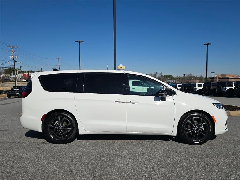 New 2026 Chrysler Pacifica SELECT Passenger Van