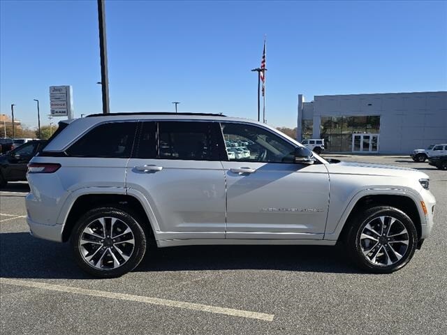 2025 Jeep Grand Cherokee Overland photo 2