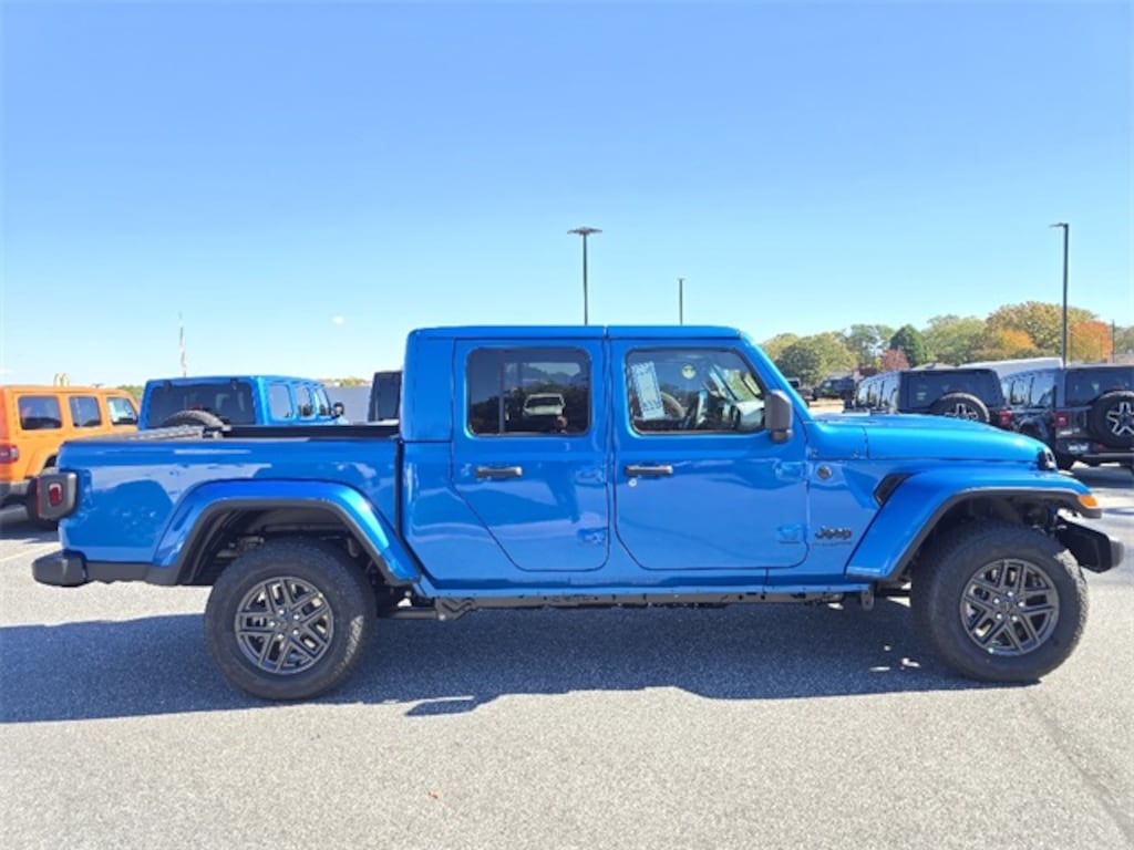 New 2026 Jeep Gladiator SPORT S 4X4 Pickup