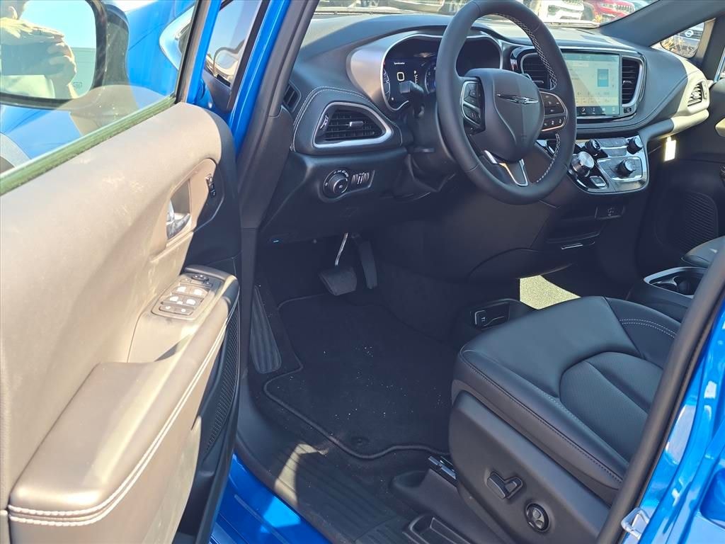 New 2026 Chrysler Pacifica SELECT Passenger Van