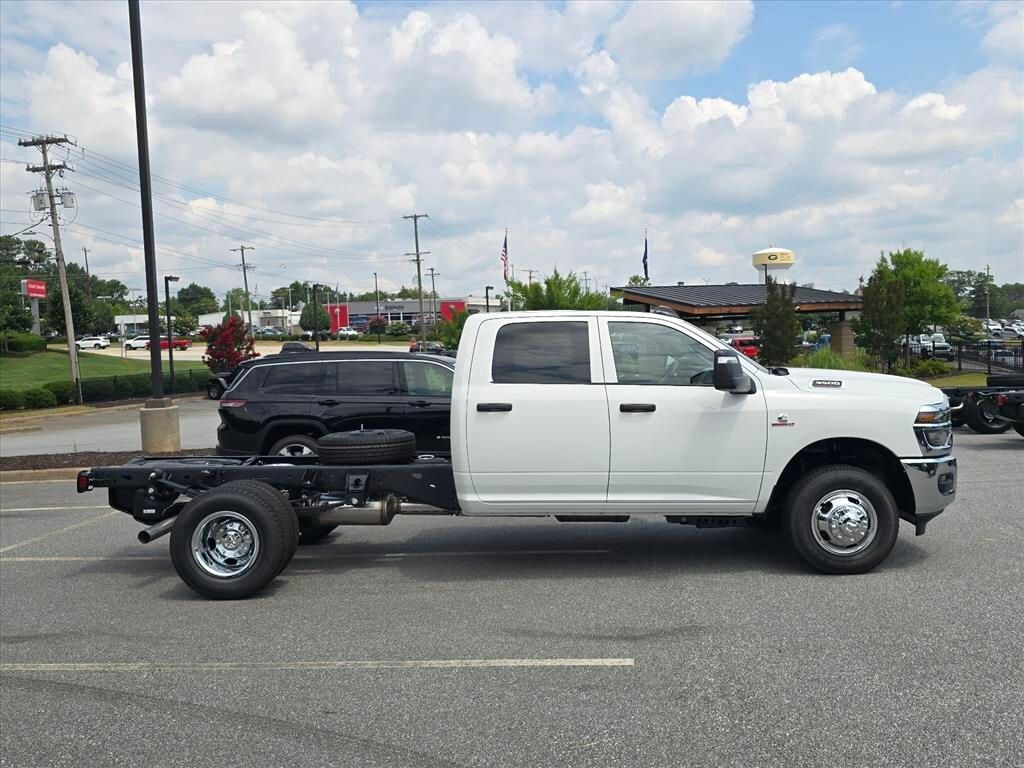 New 2026 Ram 3500 TRADESMAN CREW CAB CHASSIS 4X4 60' CA Pickup