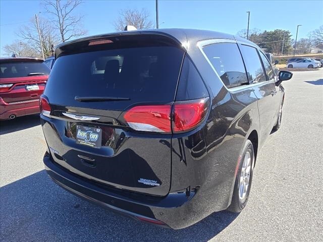2025 Chrysler Voyager LX photo 3