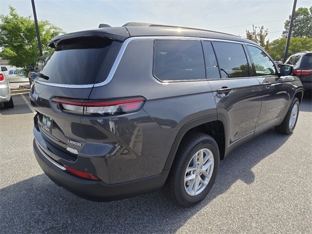 2025 Jeep Grand Cherokee Laredo photo 3