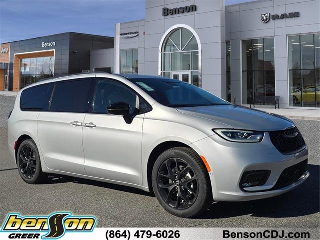 2026 Chrysler Pacifica Select's photo