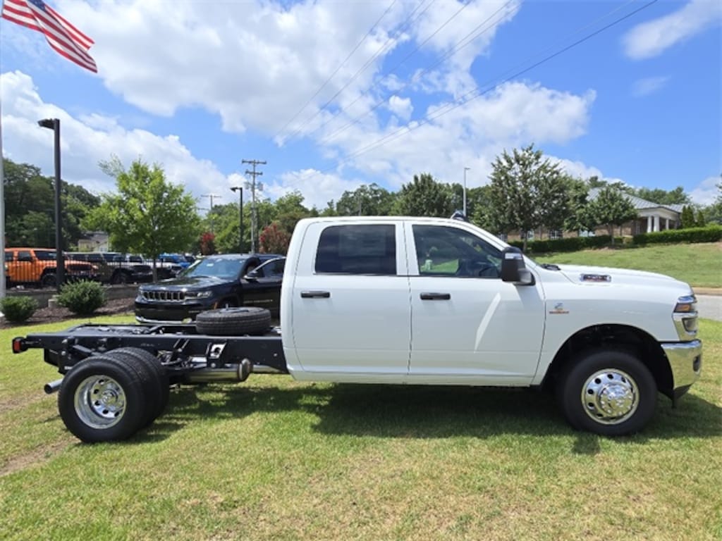 New 2025 Ram 3500 Chassis Cab 3500 TRADESMAN CREW CAB CHASSIS 4X4 60' CA Pickup