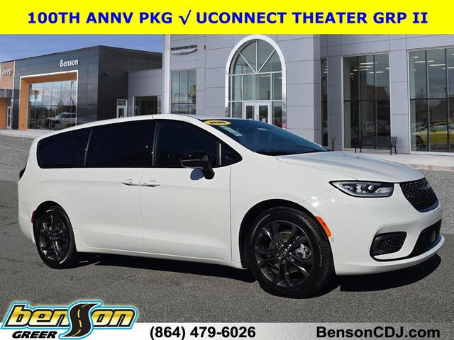 2026 Chrysler Pacifica Select's photo