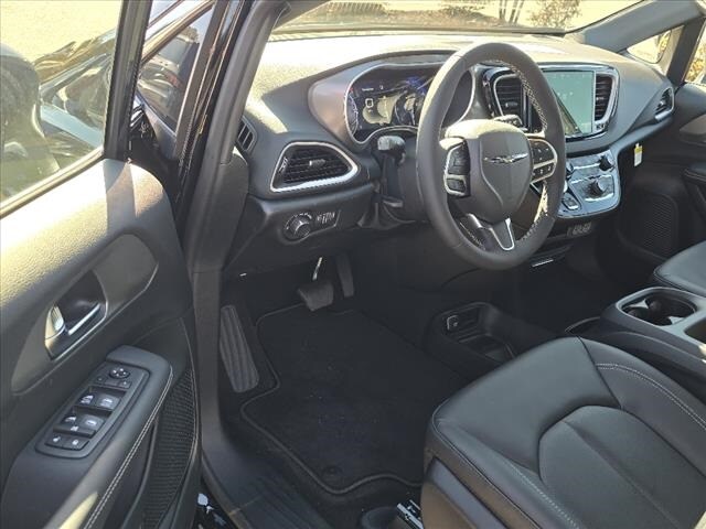 2025 Chrysler Voyager LX photo 4