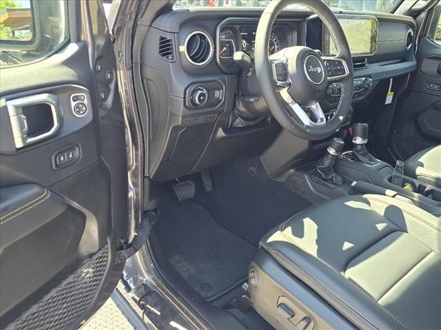 2025 Jeep Wrangler Sahara photo 4