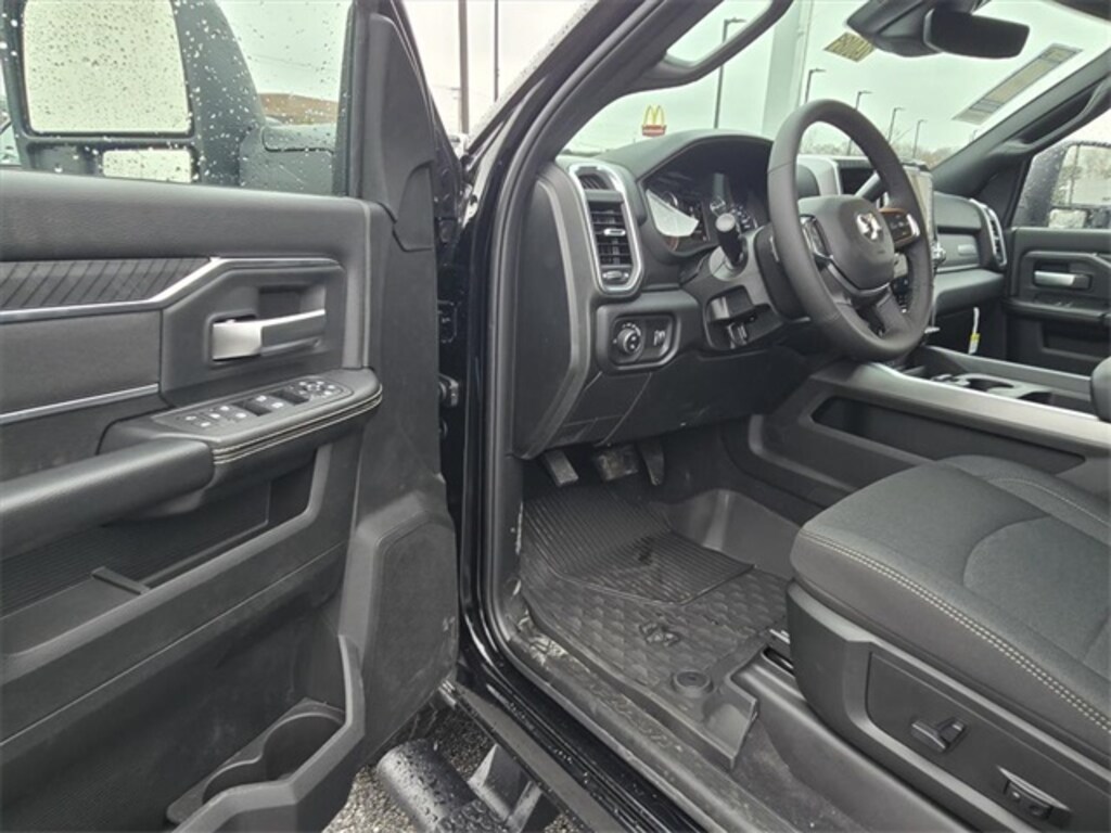 New 2026 Ram 2500 BIG HORN CREW CAB 4X4 6'4 BOX Pickup