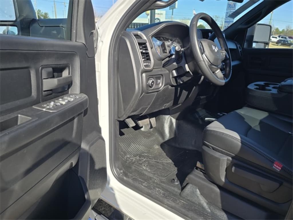 New 2026 Ram 3500 Chassis Cab TRADESMAN CREW 4X4 60' CA Pickup