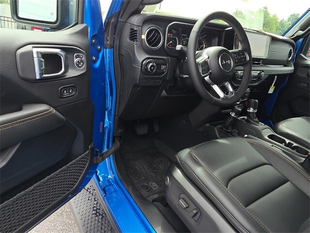 2025 Jeep Wrangler Sahara photo 4