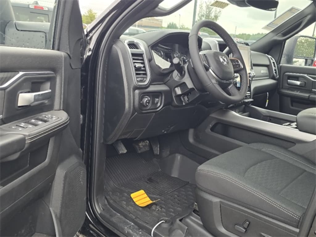 New 2026 Ram 2500 BIG HORN CREW CAB 4X4 6'4 BOX Pickup