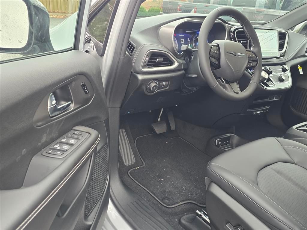 New 2026 Chrysler Pacifica SELECT Passenger Van