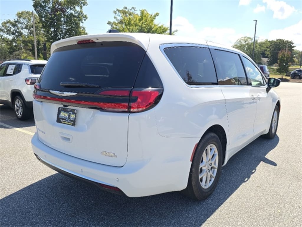 New 2026 Chrysler Pacifica SELECT Passenger Van