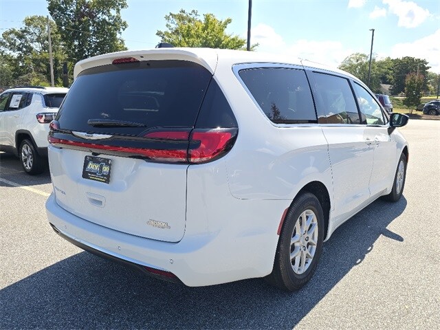 2026 Chrysler Pacifica photo 3