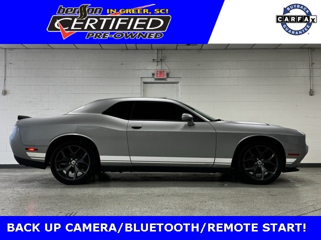 2017 Dodge Challenger SXT's photo