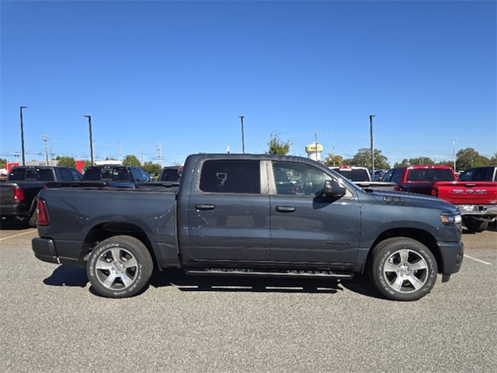 New 2026 Ram 1500 EXPRESS CREW CAB 4X2 5'7 BOX Pickup