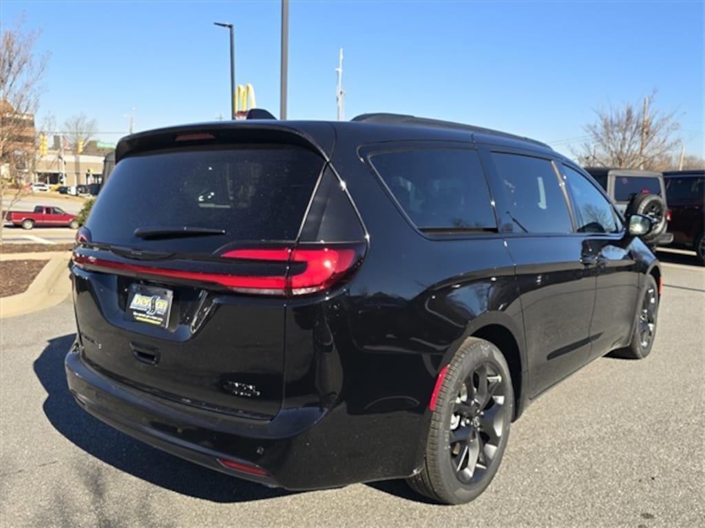 New 2026 Chrysler Pacifica SELECT Passenger Van