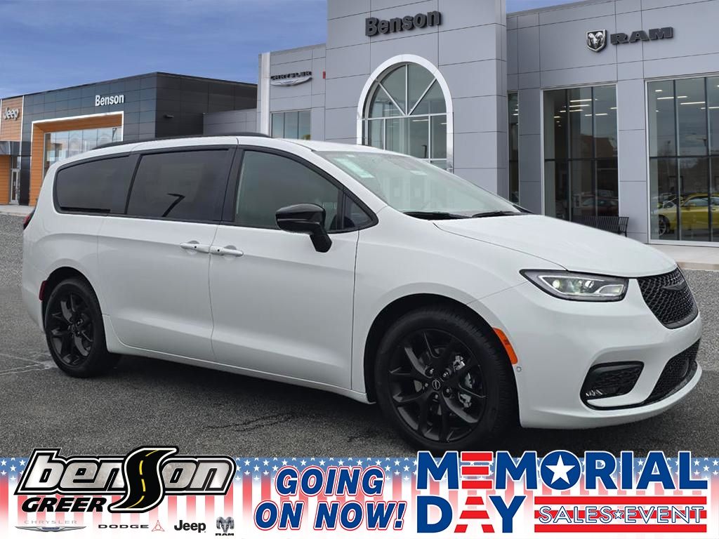 2026 Chrysler Pacifica Select's photo