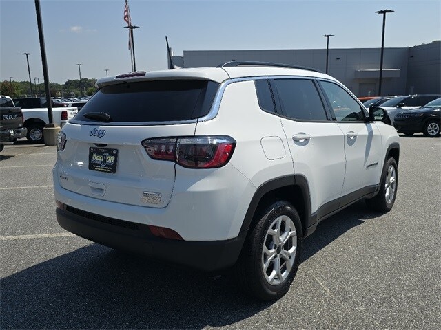 2025 Jeep Compass Latitude photo 3