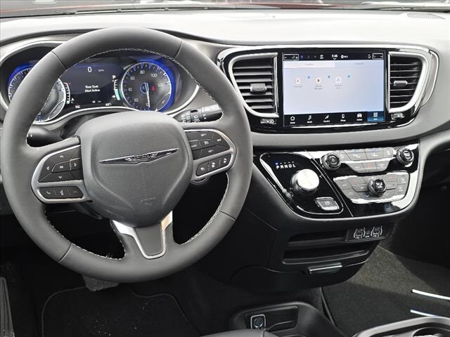 2025 Chrysler Voyager LX photo 4