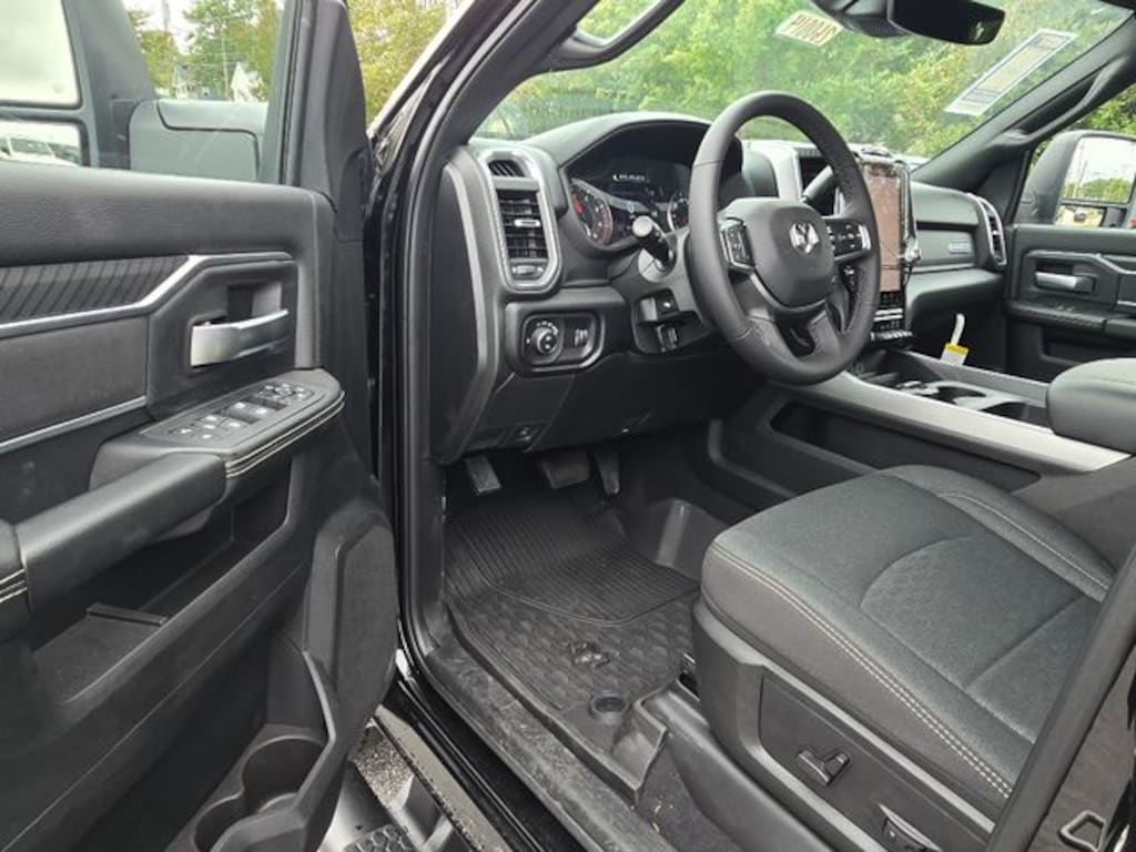 New 2026 Ram 2500 BIG HORN CREW CAB 4X4 6'4 BOX Pickup