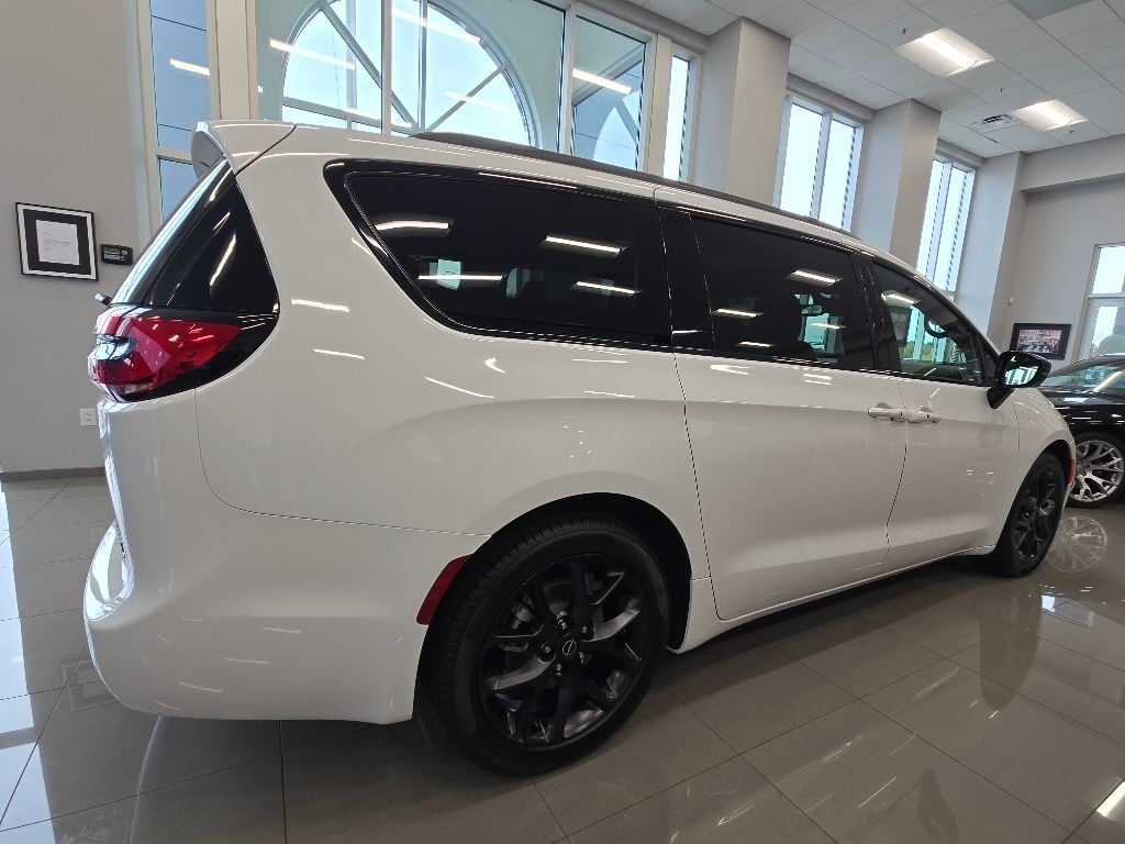 New 2026 Chrysler Pacifica LIMITED Passenger Van