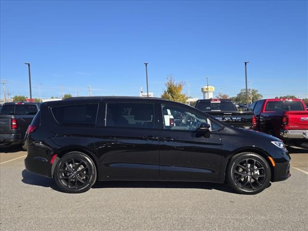 New 2026 Chrysler Pacifica LIMITED Passenger Van