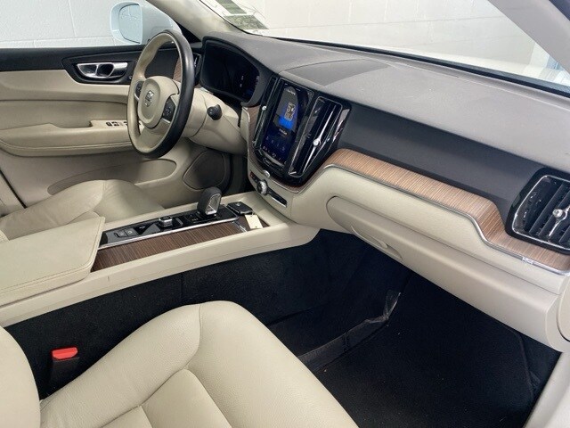 2022 Volvo XC60 B5 Momentum photo 4