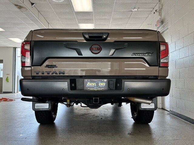 2023 Nissan Titan PRO-4X Crew Cab photo 4