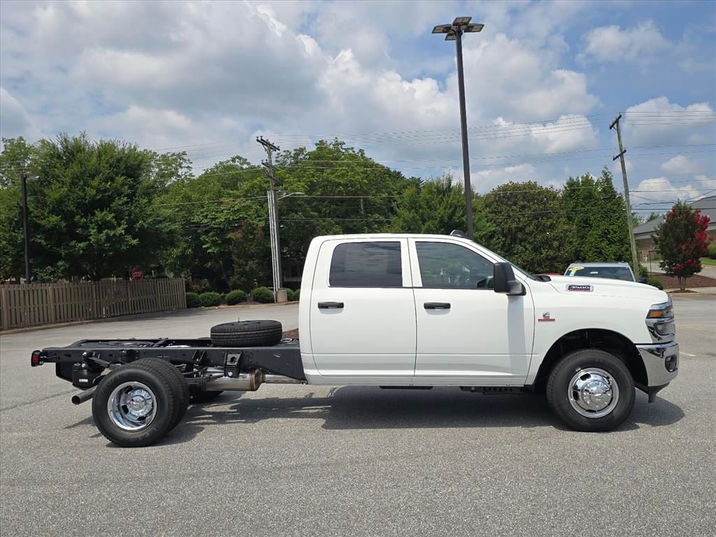 New 2026 Ram 3500 TRADESMAN CREW CAB CHASSIS 4X4 60' CA Pickup