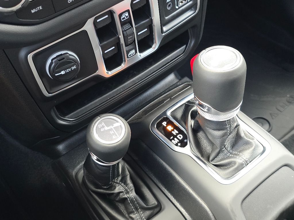 2025 Jeep Wrangler 4-Door Sahara - Photo 13
