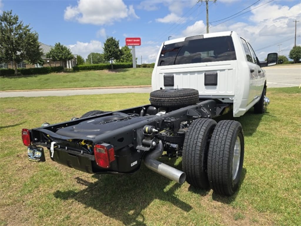 New 2025 Ram 3500 Chassis Cab 3500 TRADESMAN CREW CAB CHASSIS 4X4 60' CA Pickup
