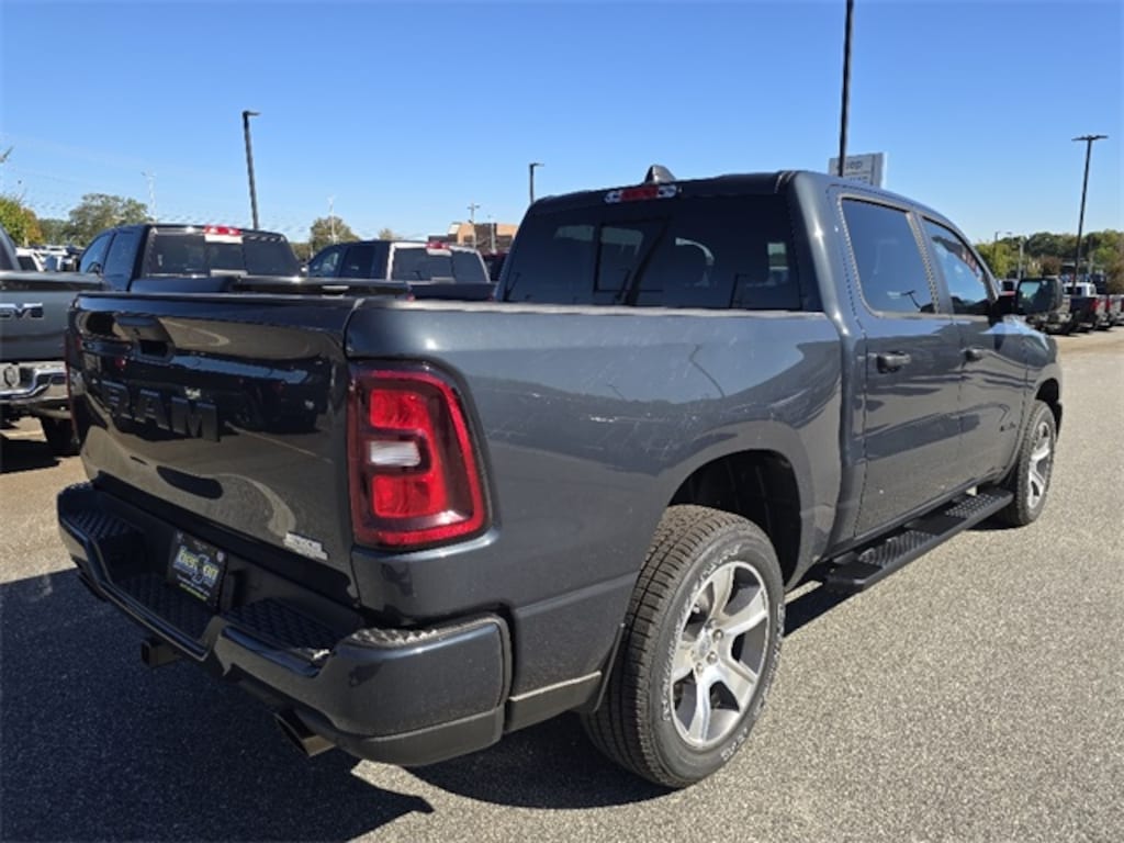 New 2026 Ram 1500 EXPRESS CREW CAB 4X2 5'7 BOX Pickup