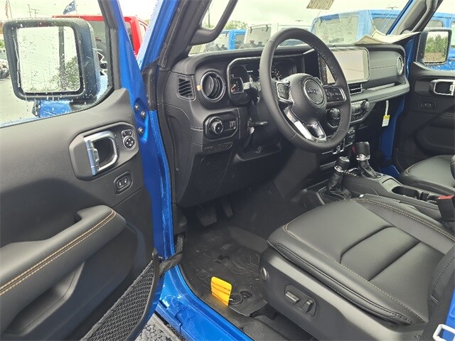 2025 Jeep Wrangler Sahara photo 4