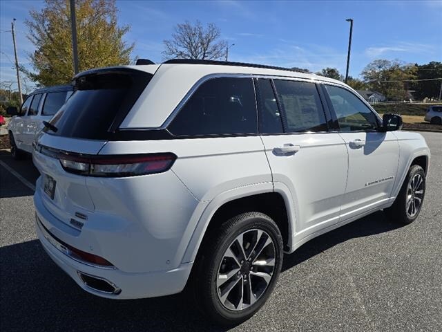 2025 Jeep Grand Cherokee Overland photo 3