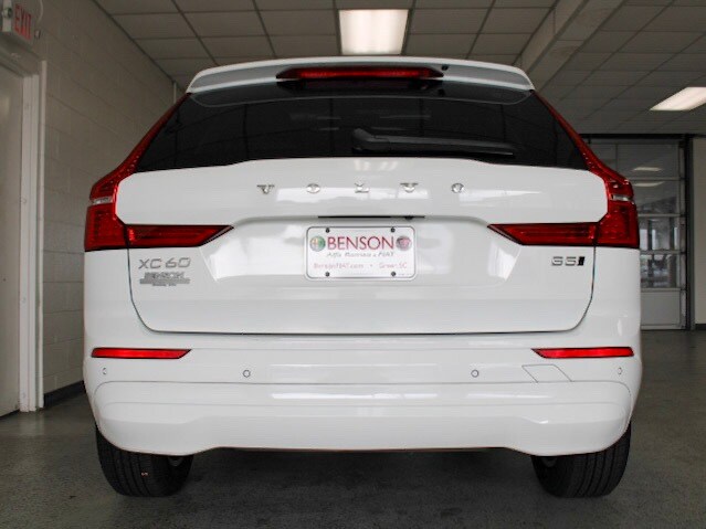 2022 Volvo XC60 B5 Momentum photo 4