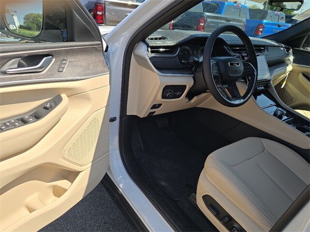 2025 Jeep Grand Cherokee Limited photo 4