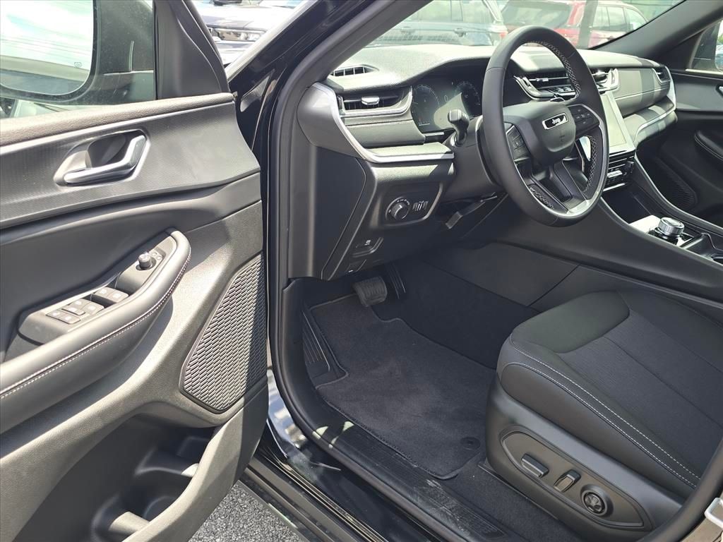 New 2026 Jeep Grand Cherokee LAREDO 4X4 Sport Utility