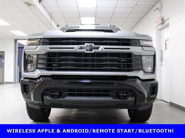 2025 Chevrolet Silverado 2500HD Custom photo 2