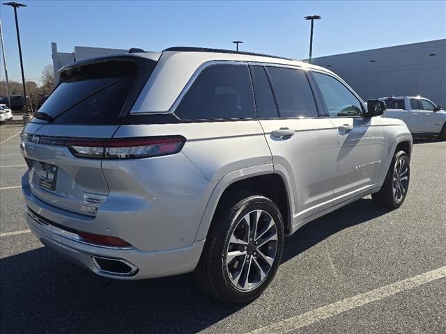 2025 Jeep Grand Cherokee Overland photo 3