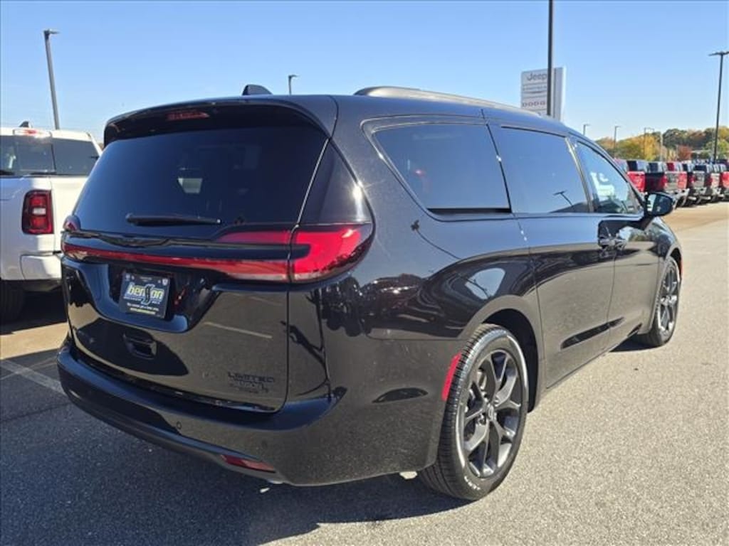 New 2026 Chrysler Pacifica LIMITED Passenger Van