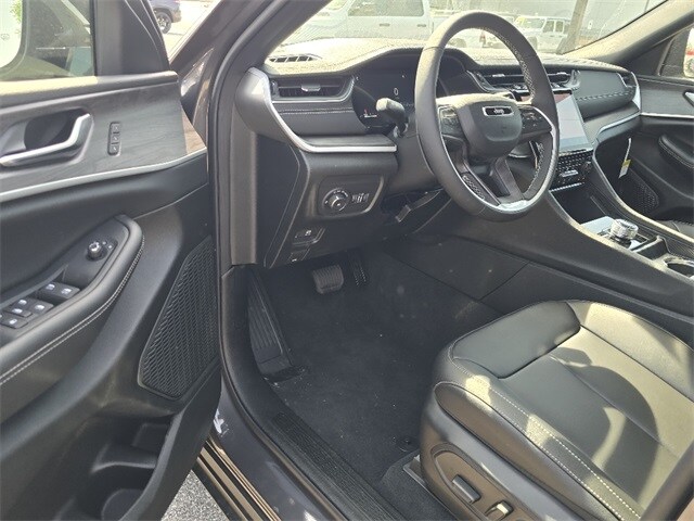 2025 Jeep Grand Cherokee Limited photo 4