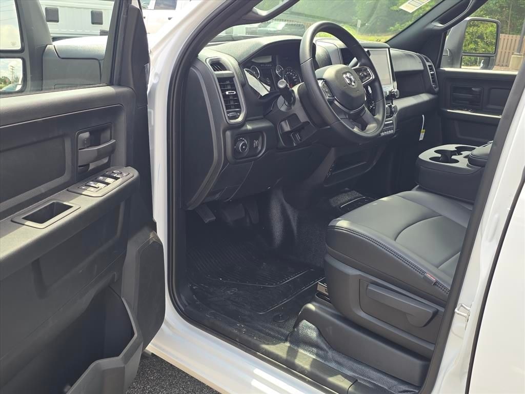 New 2026 Ram 3500 TRADESMAN CREW CAB CHASSIS 4X4 60' CA Pickup