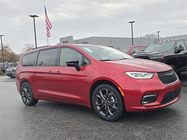 2026 Chrysler Pacifica Select's photo