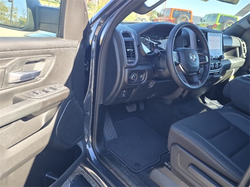 New 2026 Ram 1500 EXPRESS CREW CAB 4X2 5'7 BOX Pickup
